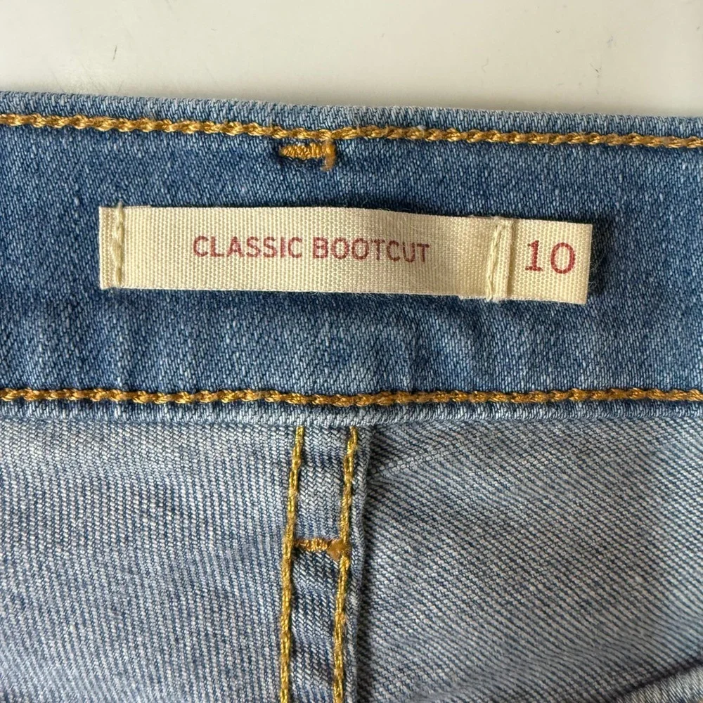 Levis Jeans Womens 10 Blue Light Wash Classic Bootcut Distressed Stretch 32x31